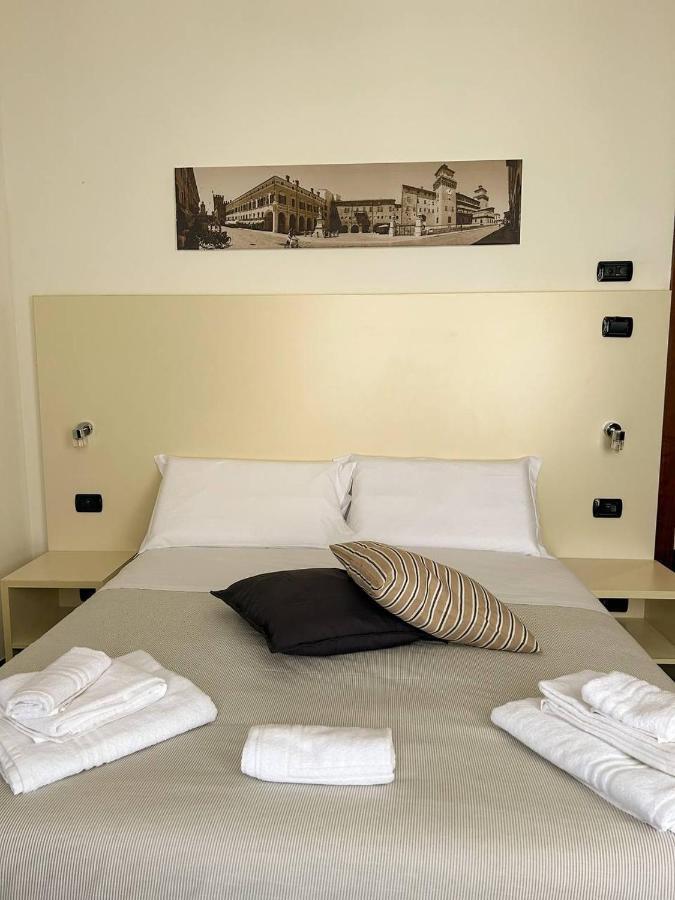 Hotel Al Castello Ferrara Exterior foto